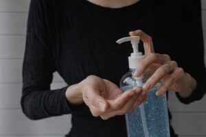 En person som använder handsprit från en pumpflaska för god hygien.
