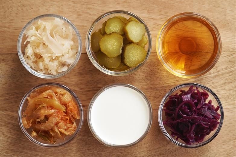Sex glasskålar med surkål, pickles, kimchi, rödkål, yoghurt och dryck