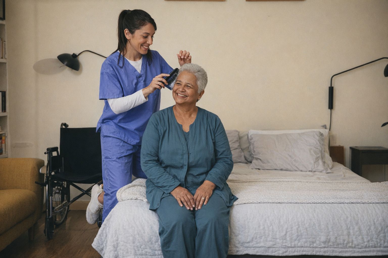 Vårdgivare hjälper en äldre kvinna med hennes morgonrutin i hemmet.